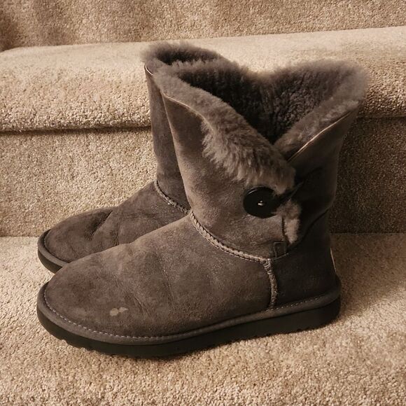 Ugg "Bailey" Button II Gray Short Suede Sheepskin Boots w/ Shearling Size 9 - Picture 2 of 13
